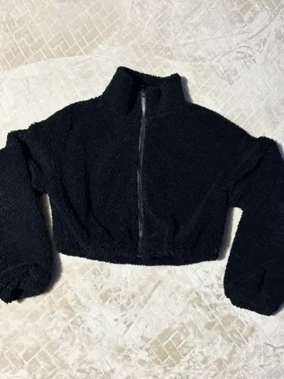 Chaqueta corta negra de felpa para mujer - miniatura 1