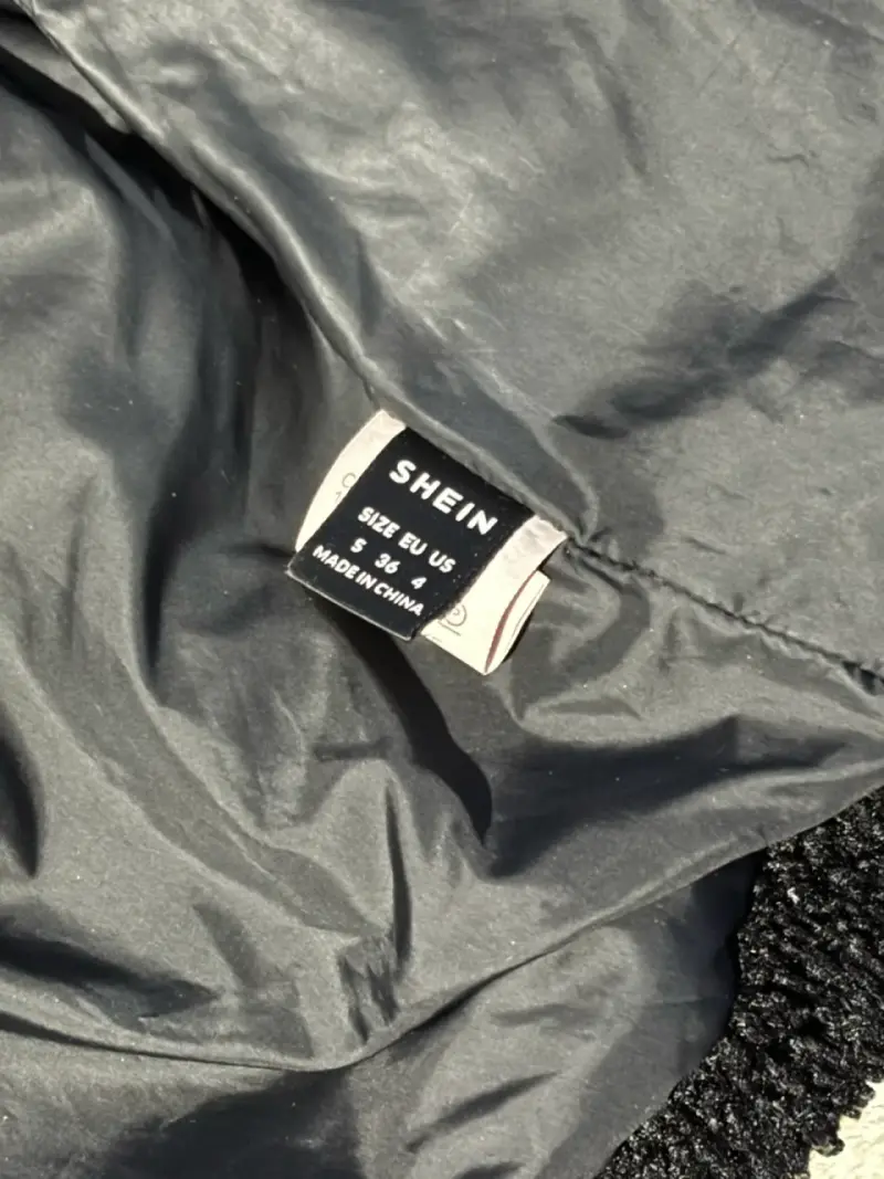 Chaqueta corta negra de felpa para mujer - 2