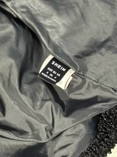 Chaqueta corta negra de felpa para mujer - miniatura 2