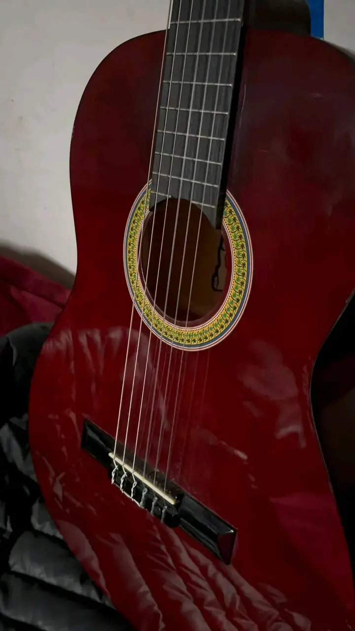 Guitarra clásica roja en buen estado - 2