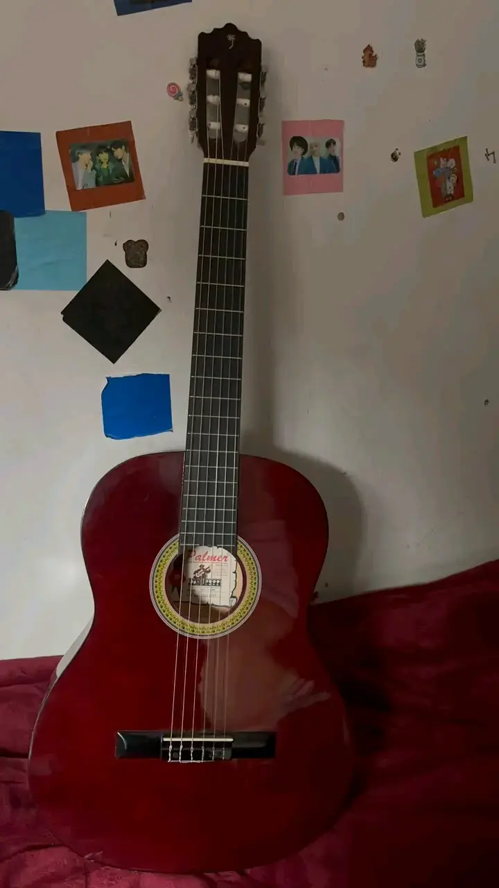 Guitarra clásica roja en buen estado - 3