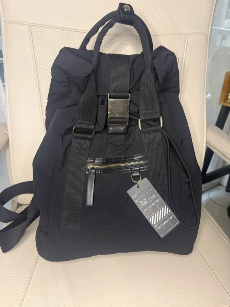 Mochila negra con diseño moderno y funcional - 1