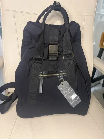 Mochila negra con diseño moderno y funcional - miniatura 1