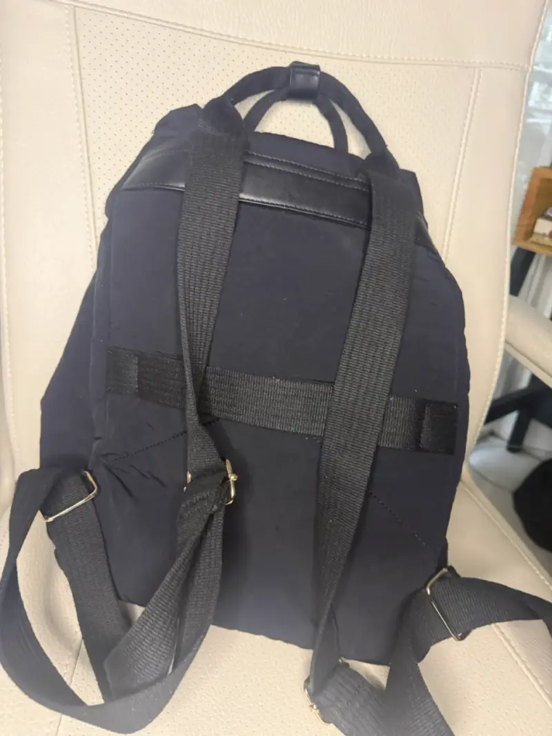 Mochila negra con diseño moderno y funcional - 2