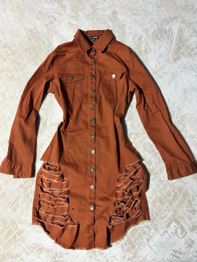 Vestido camisero marrón con diseño desgastado - 1