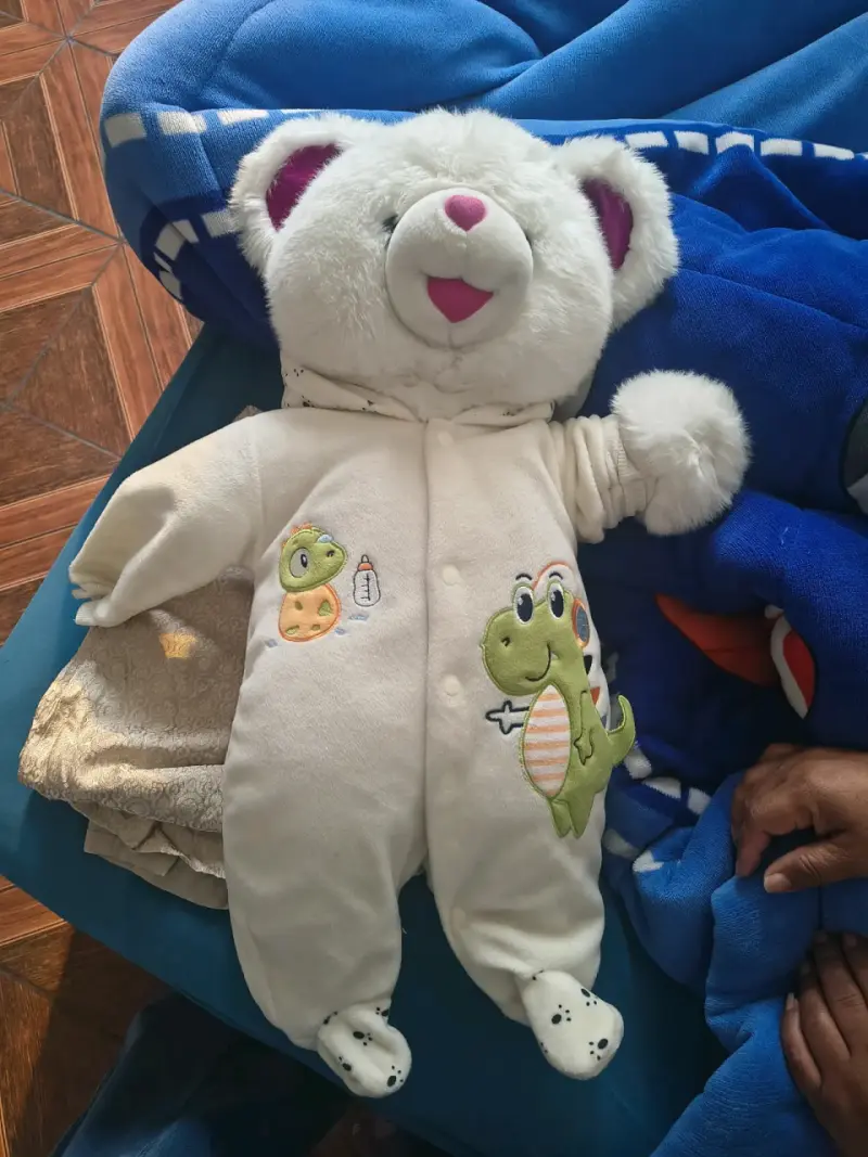 Peluche oso blanco con pijama de dinosaurios