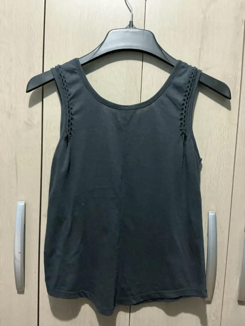 Polera sin mangas Americanino con tachas - 4