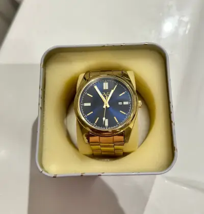 Reloj Versace bañado en oro  V1969 Italia - miniatura 1