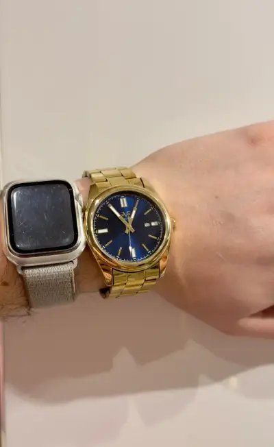 Reloj Versace bañado en oro  V1969 Italia - miniatura 2