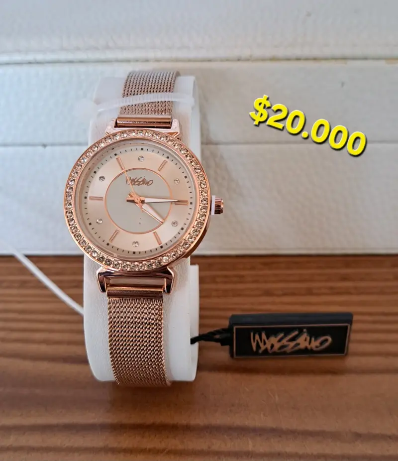 Reloj de pulsera dorado con cristales Mossimo