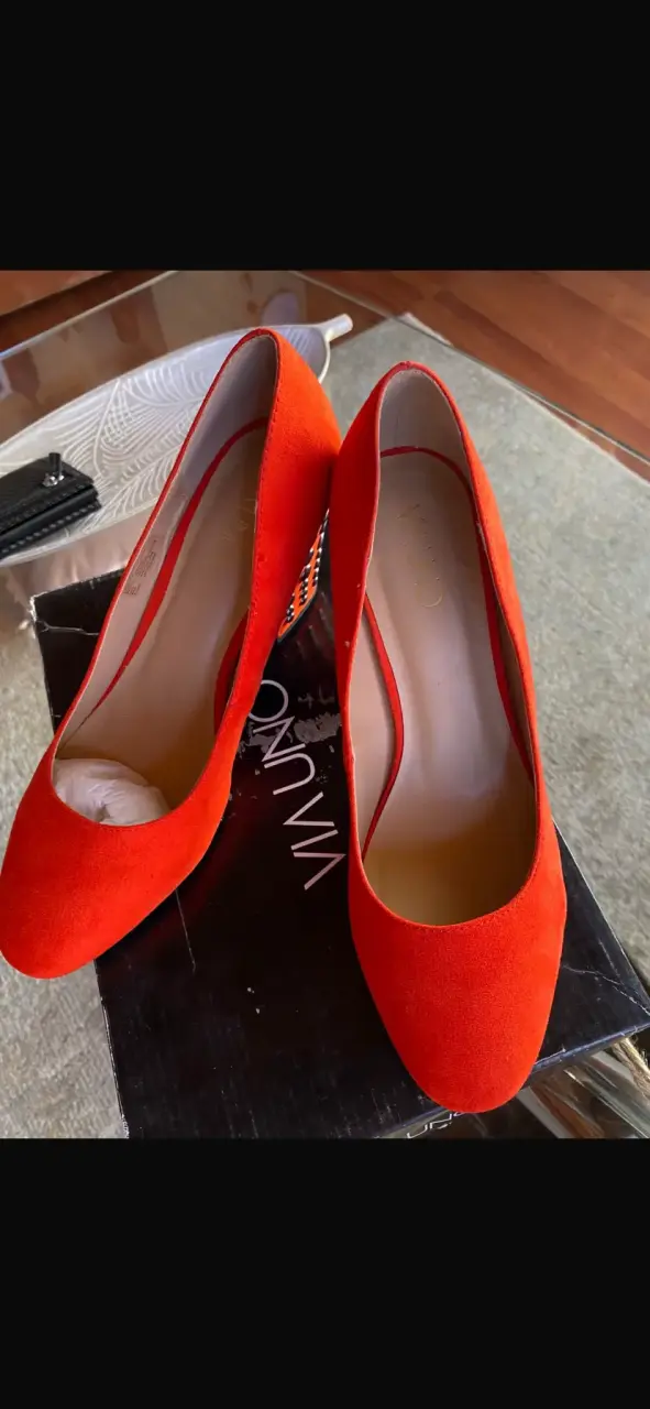 Zapatos de tacón rojos con detalles brillantes