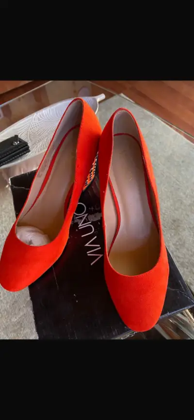 Zapatos de tacón rojos con detalles brillantes - miniatura 1