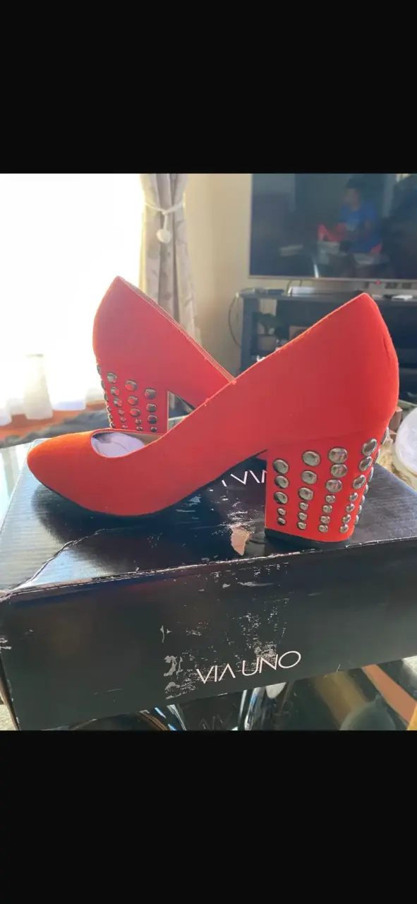 Zapatos de tacón rojos con detalles brillantes - 2