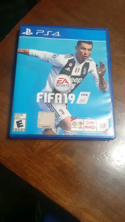 Juego FIFA 19 para PS4 en buen estado - miniatura 1