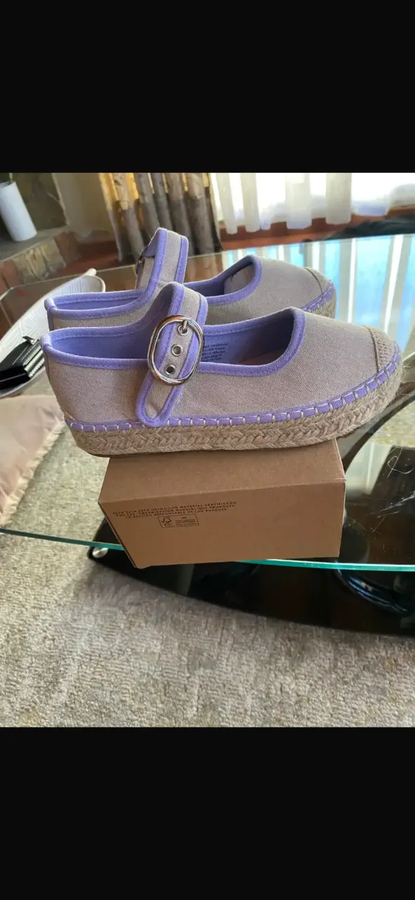 Alpargatas de lona con hebilla color lila