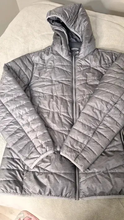 Chaqueta acolchada gris con capucha - miniatura 2