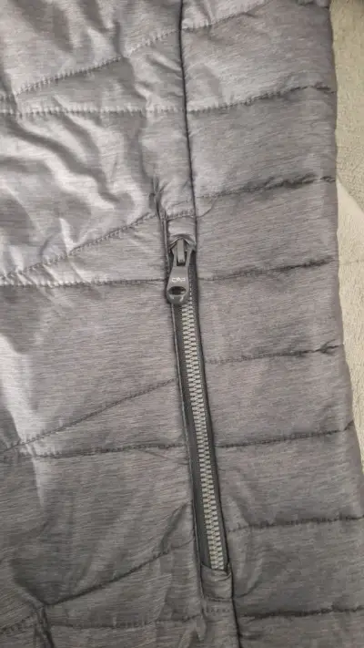 Chaqueta acolchada gris con capucha - miniatura 3