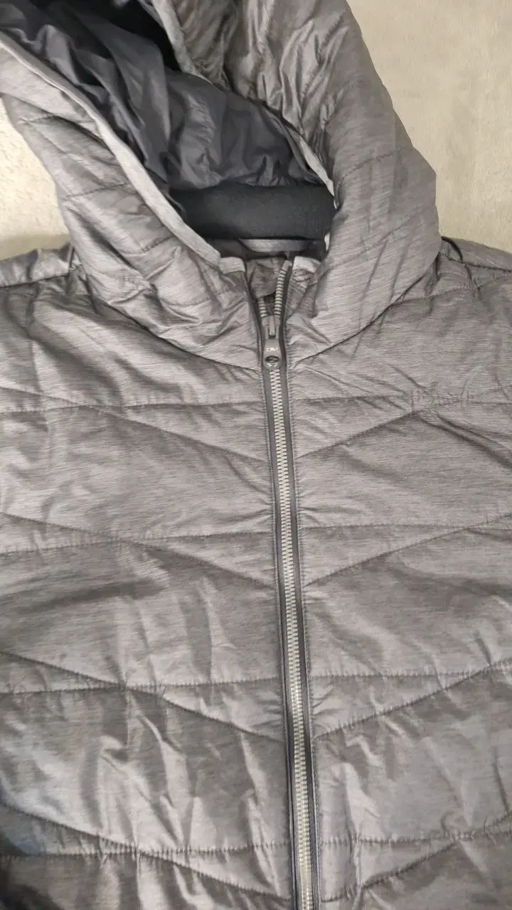 Chaqueta acolchada gris con capucha - 4