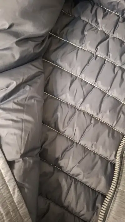 Chaqueta acolchada gris con capucha - miniatura 5