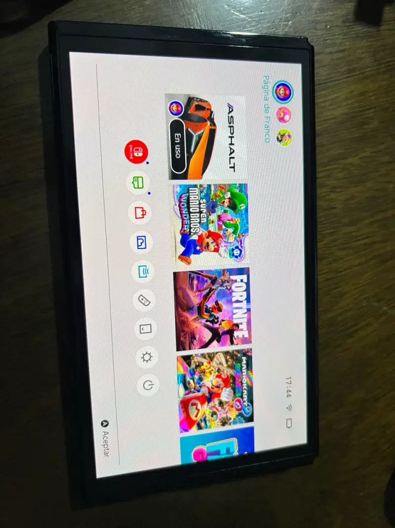 Consola Nintendo Switch con accesorios y juegos - 1