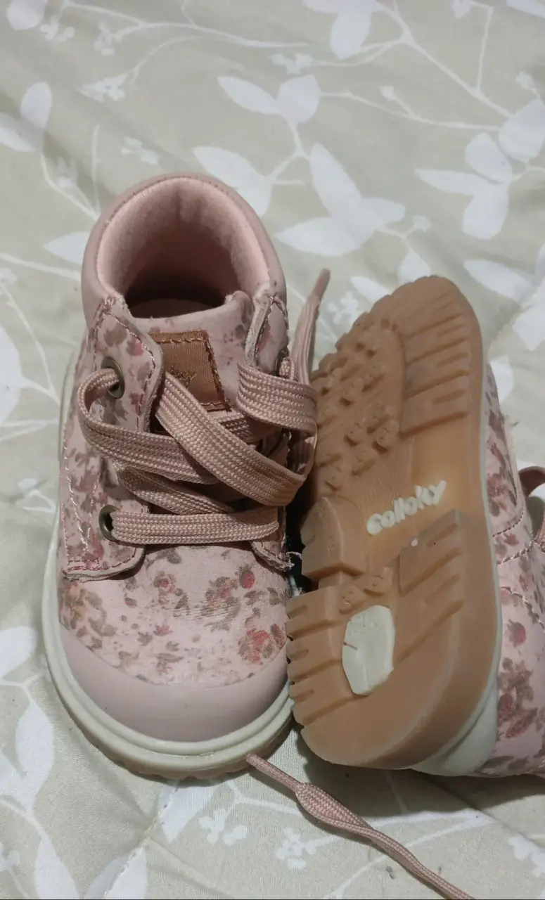 Botines rosados para niña con diseño floral