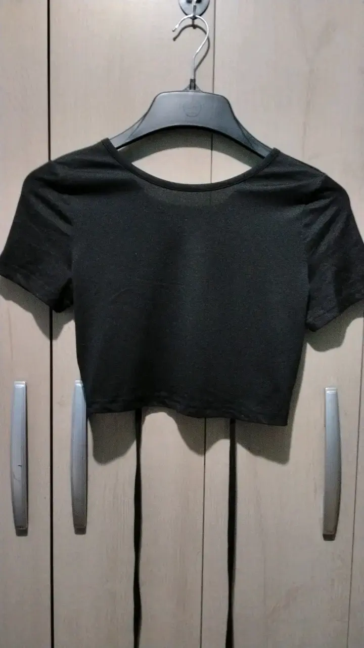 Top corto negro con detalle en espalda - 1