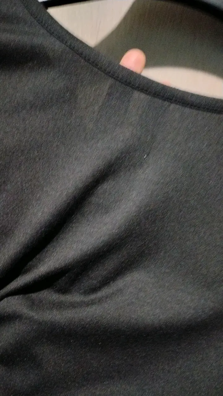 Top corto negro con detalle en espalda - 2