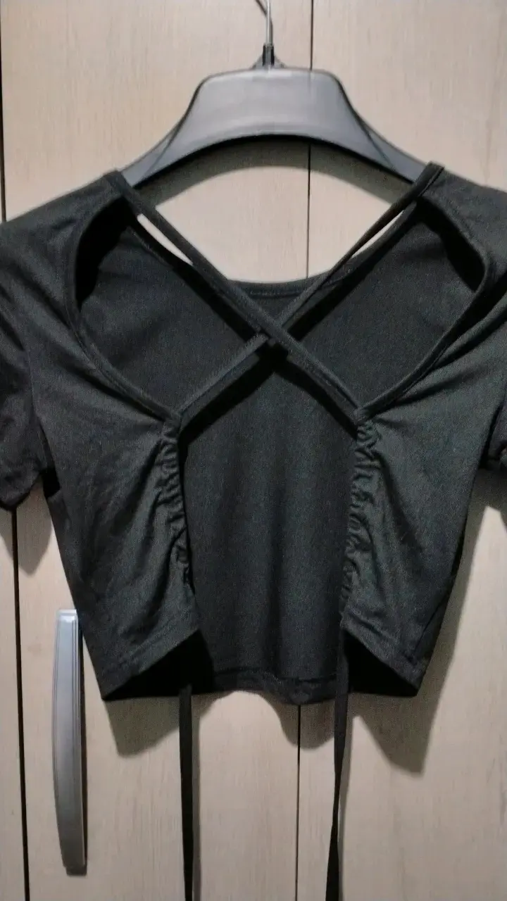 Top corto negro con detalle en espalda - 3