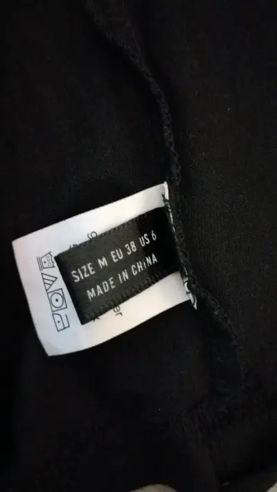Top corto negro con detalle en espalda - miniatura 6