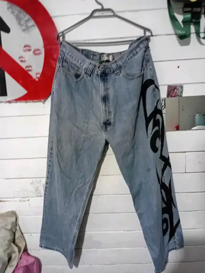 Jeans de mezclilla con diseño tribal - miniatura 1