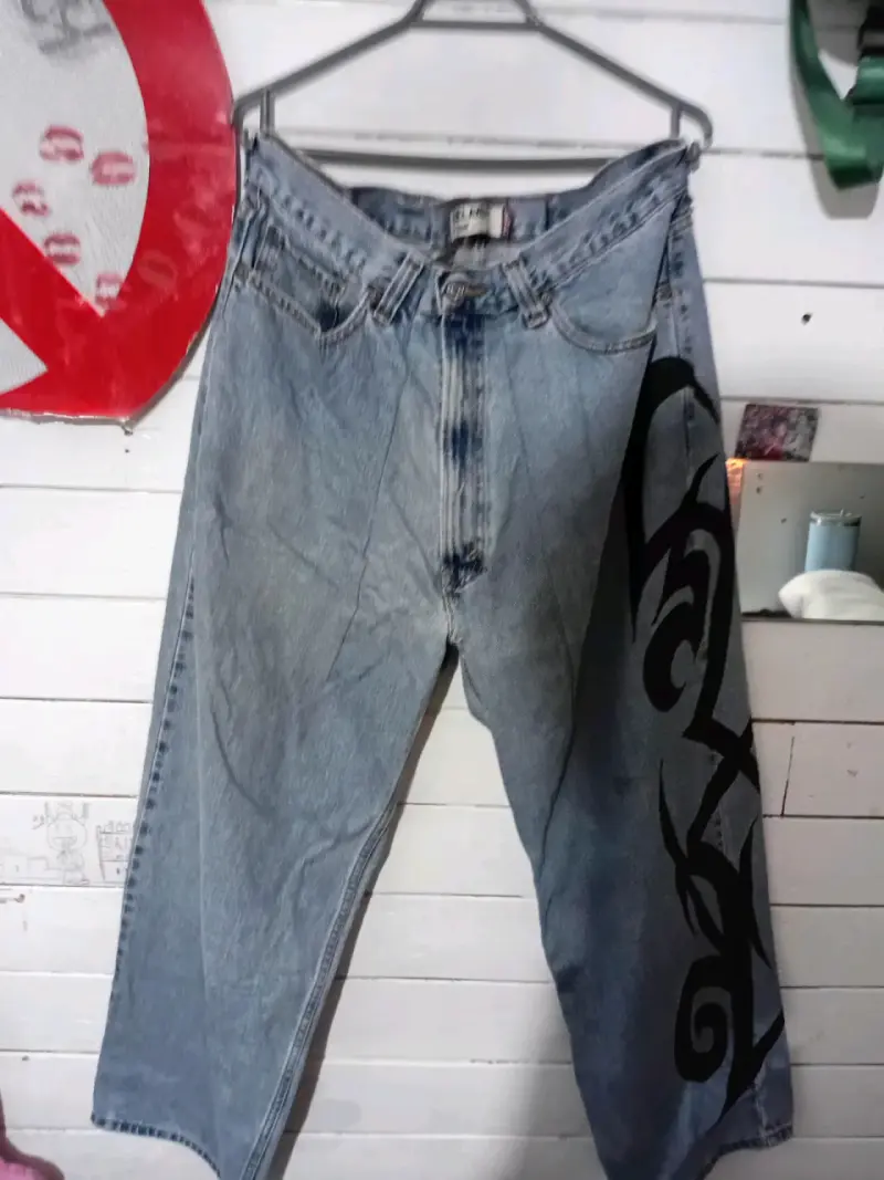 Jeans de mezclilla con diseño tribal - 2