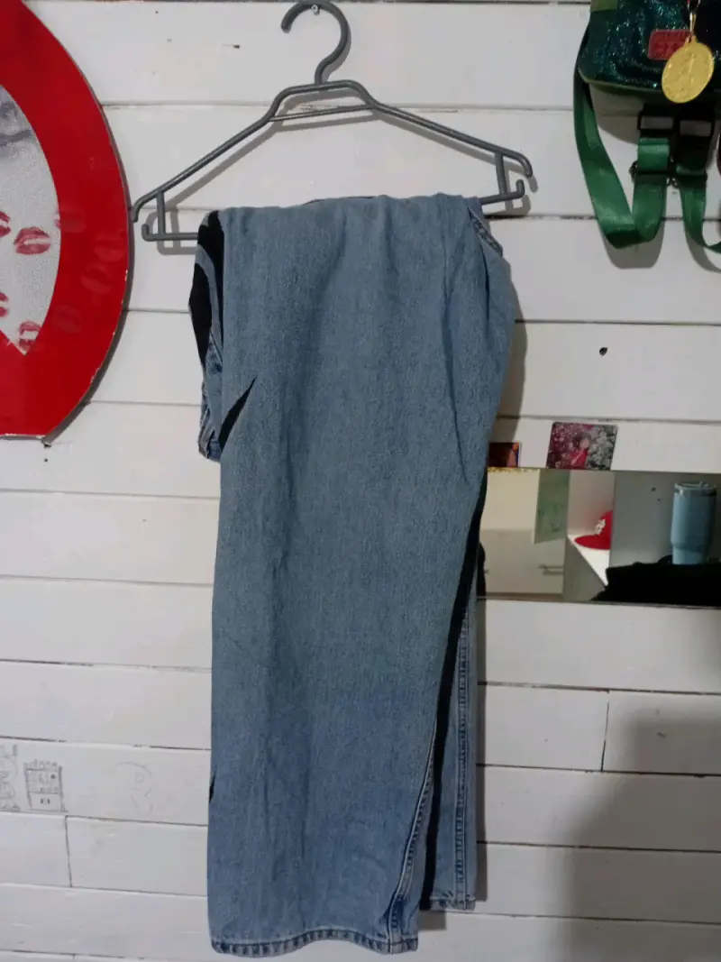 Jeans de mezclilla con diseño tribal - 4