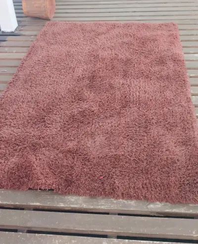 Alfombra peluda color marrón para sala - miniatura 2