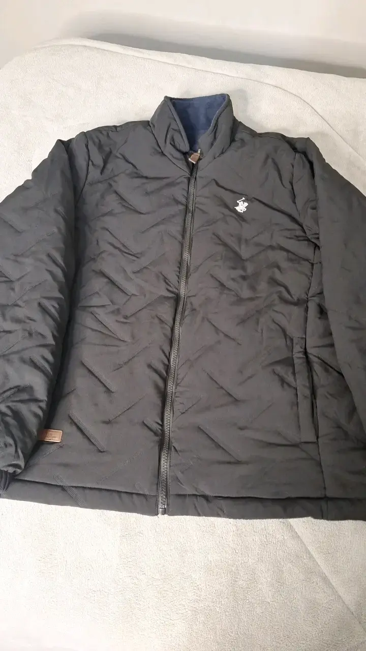 Chaqueta reversible negra y azul con logo bordado - 1