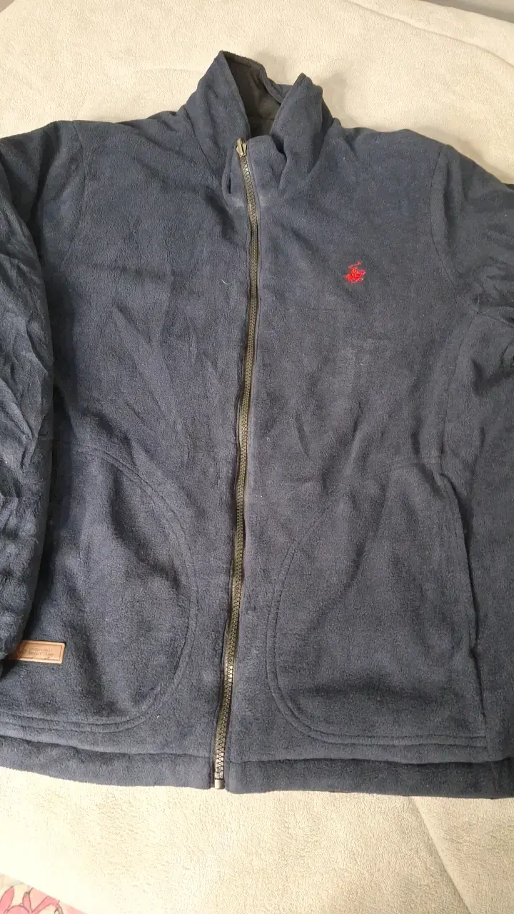 Chaqueta reversible negra y azul con logo bordado - 4