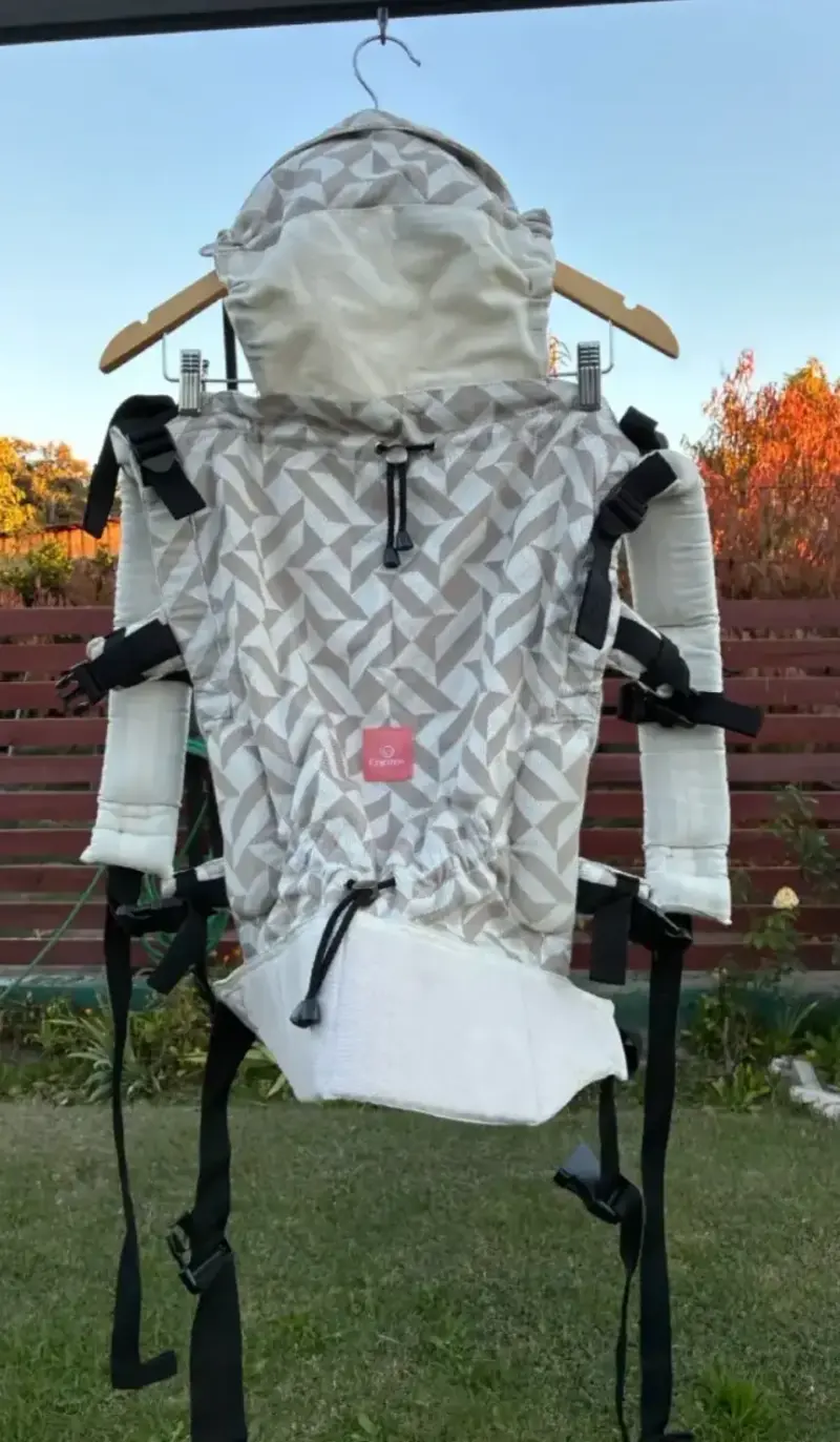 Mochila portabebés ergonómica con diseño geométric - 1