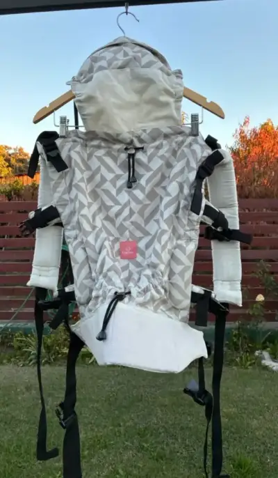 Mochila portabebés ergonómica con diseño geométric - miniatura 1