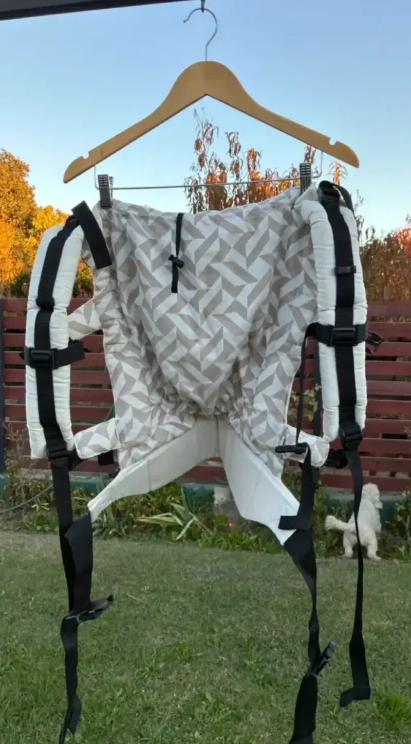 Mochila portabebés ergonómica con diseño geométric - 2