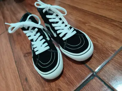 Zapatillas negras de caña alta - miniatura 1