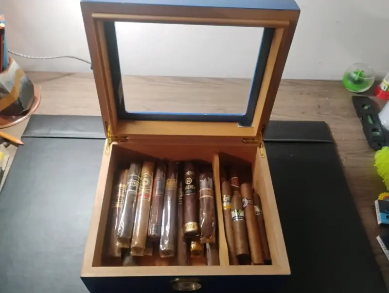 Humidor con habanos y puros - 1