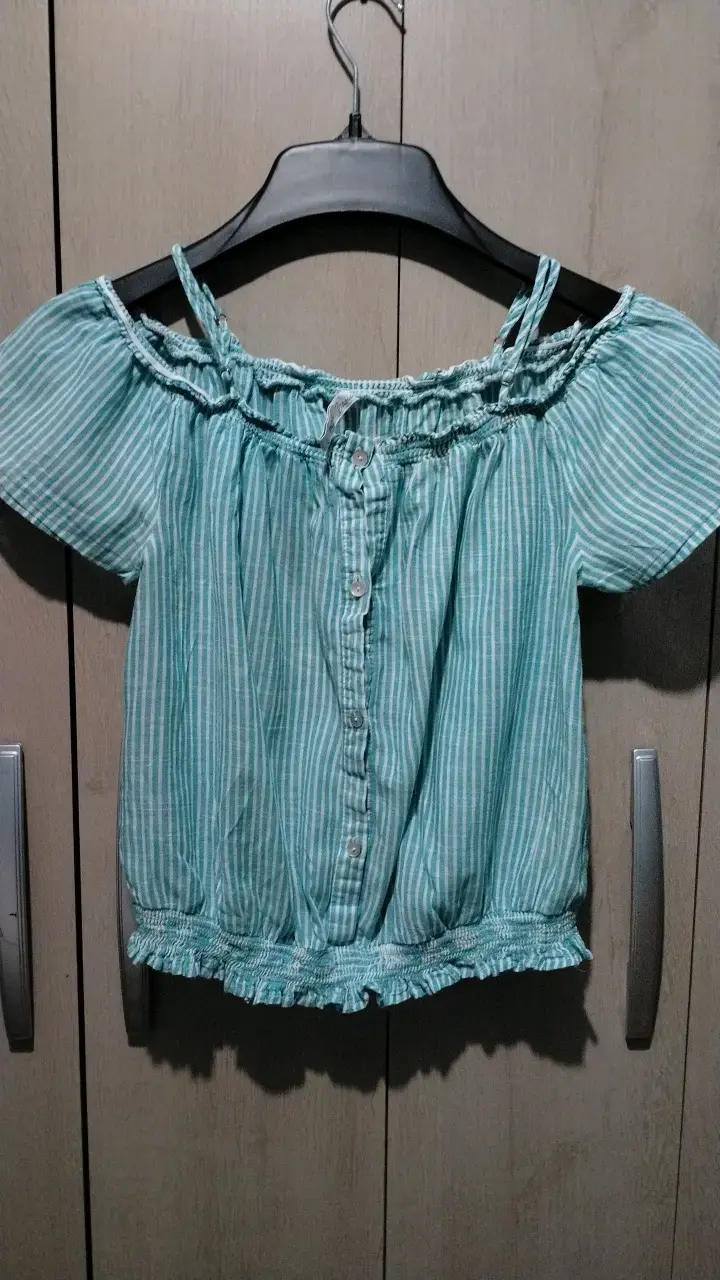 Blusa rayada turquesa con hombros descubiertos
