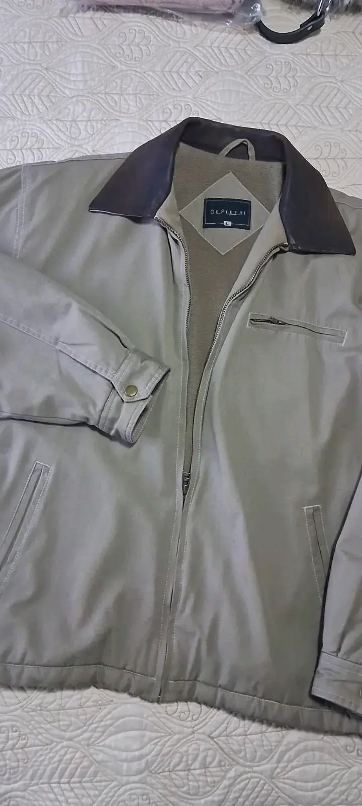 Chaqueta beige con cuello oscuro para hombre