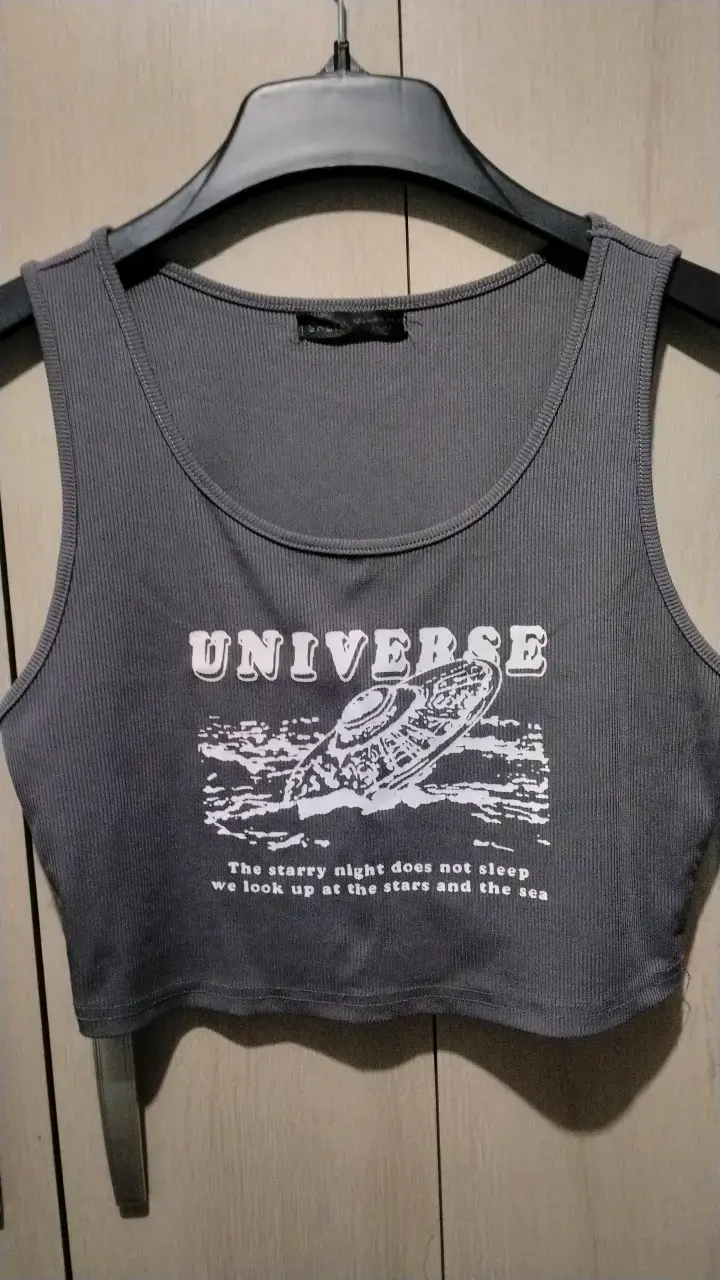 Crop top gris con diseño de OVNI
