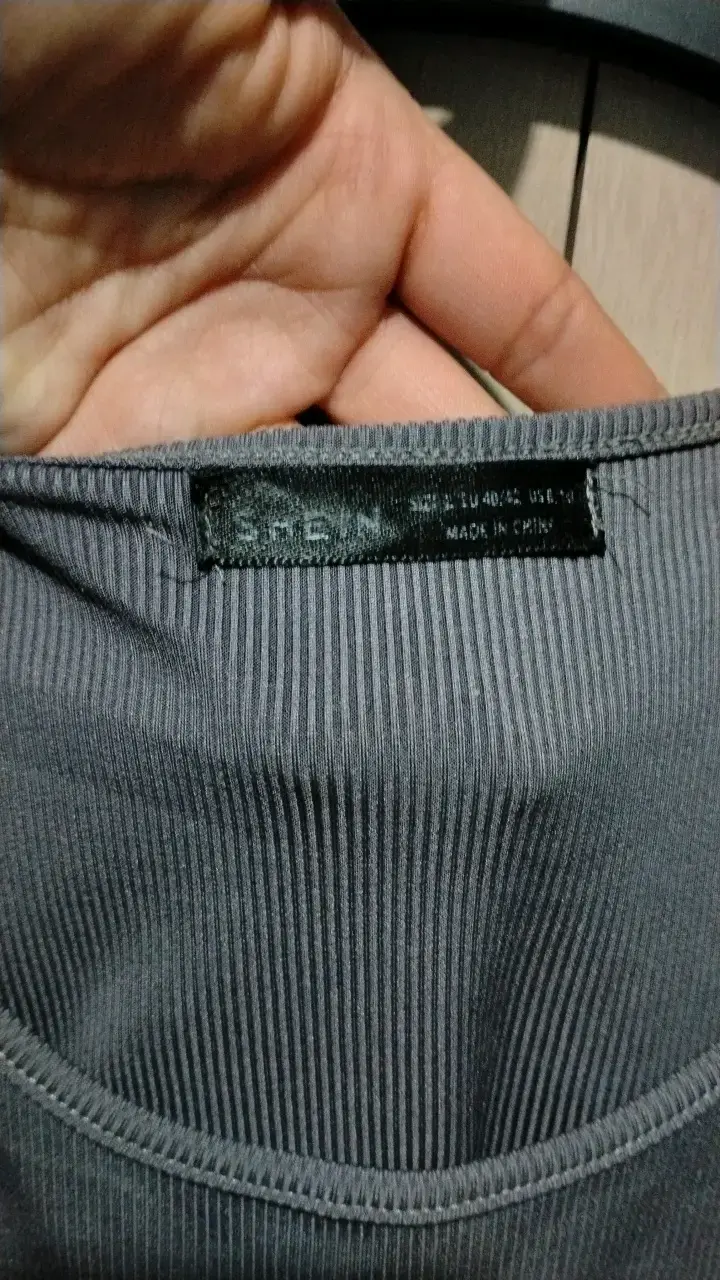 Crop top gris con diseño de OVNI - 3