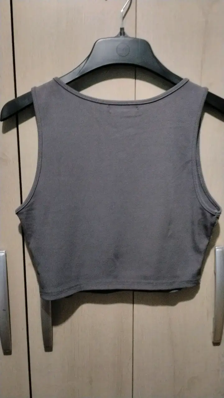 Crop top gris con diseño de OVNI - 4