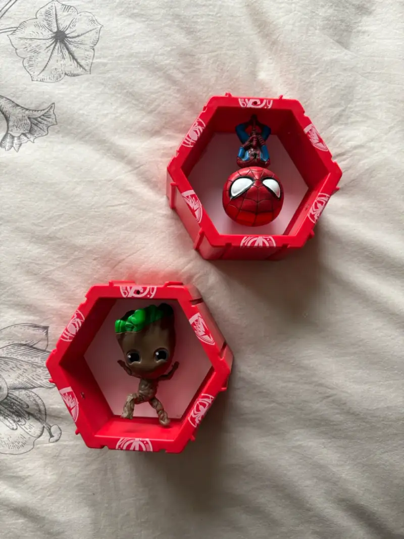 Figuras de colección Spiderman y Groot