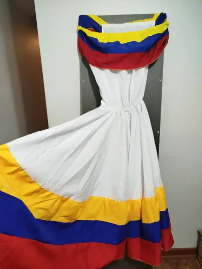 Vestido típico colombiano con colores vibrantes - miniatura 1