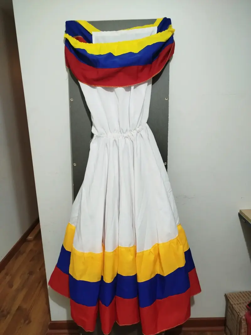 Vestido típico colombiano con colores vibrantes - 2