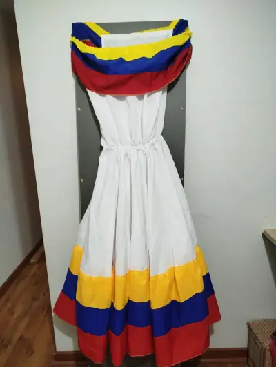 Vestido típico colombiano con colores vibrantes - miniatura 2