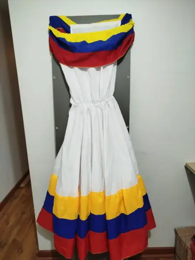 Vestido típico colombiano con colores vibrantes - miniatura 3